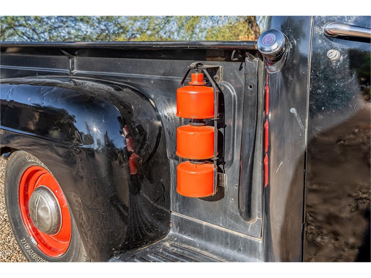 Ford-12-ton-pickup-1949-Black-Tan-47