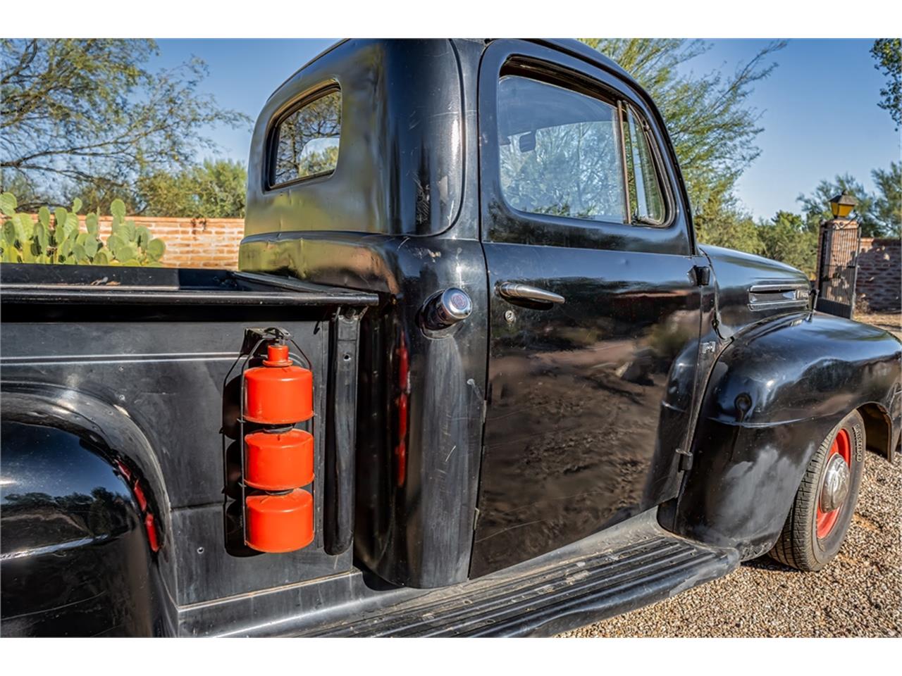 Ford-12-ton-pickup-1949-Black-Tan-48