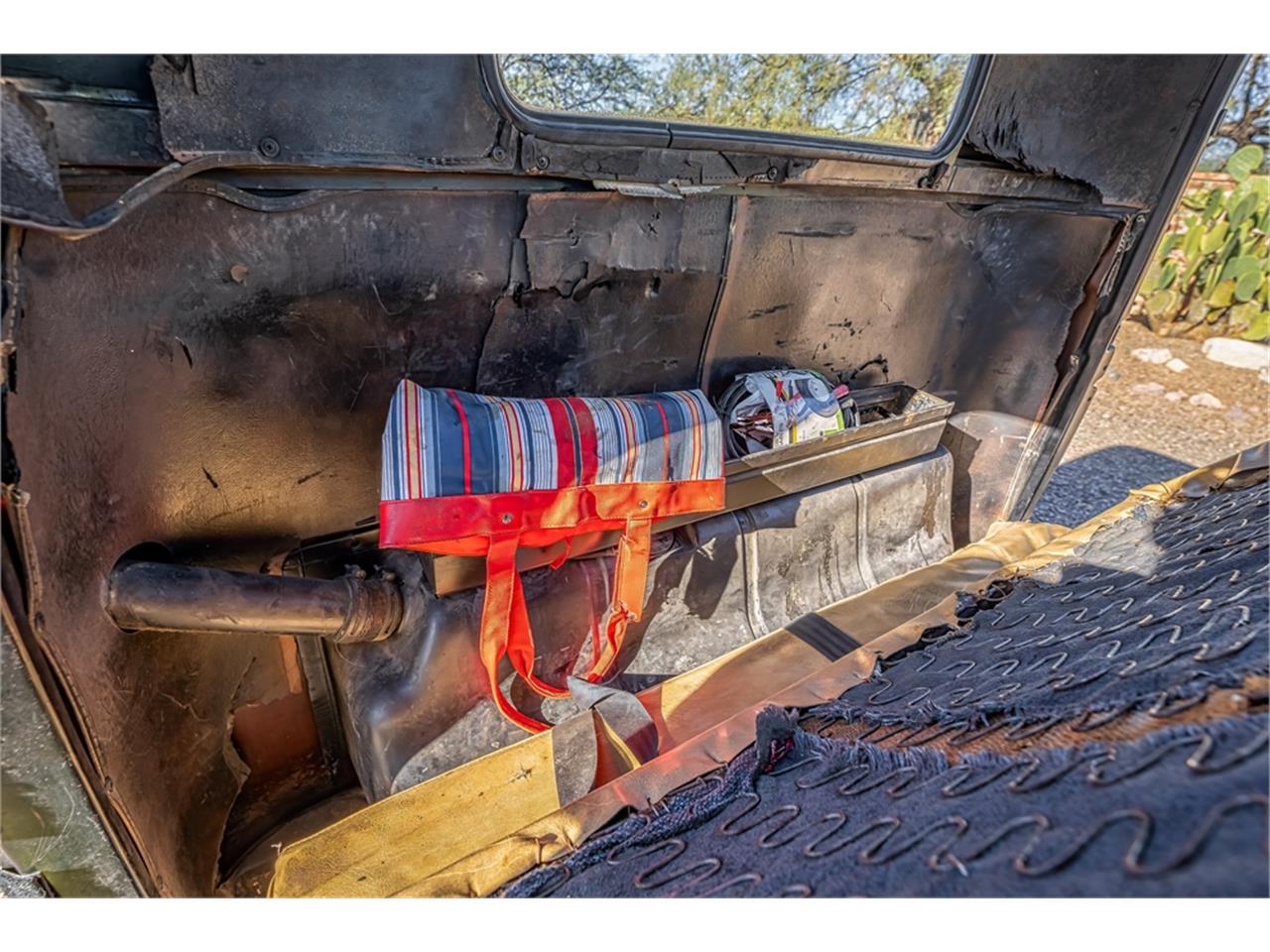 Ford-12-ton-pickup-1949-Black-Tan-98