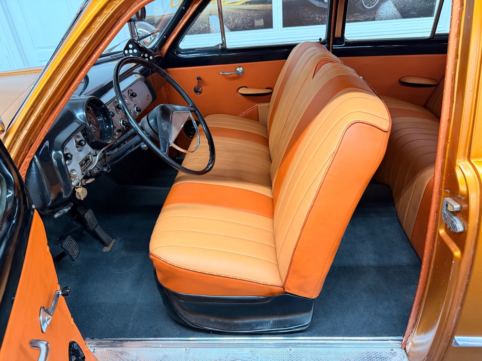 Ford-2-Door-Custom-1951-2-Door-26