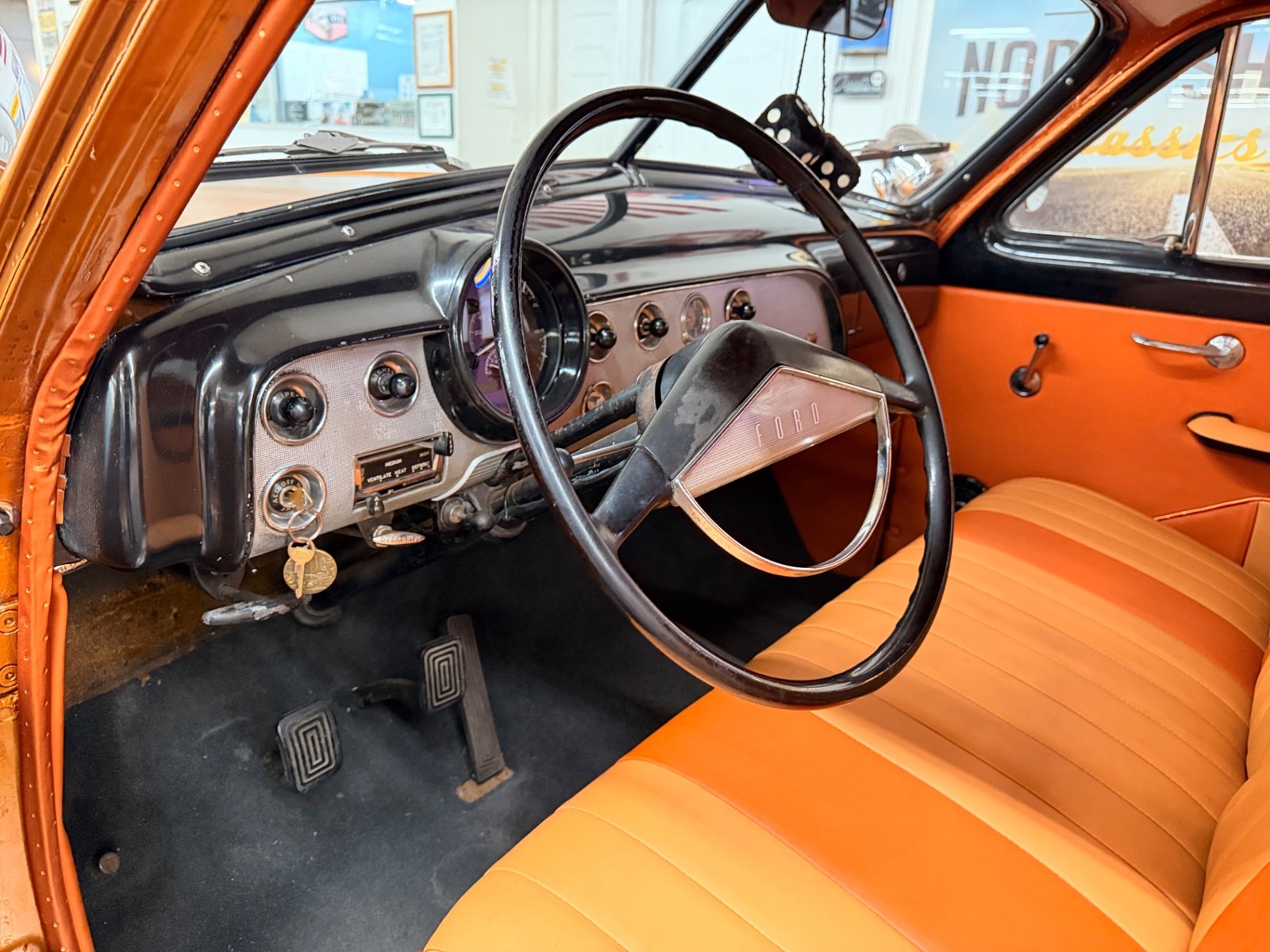 Ford-2-Door-Custom-1951-2-Door-29