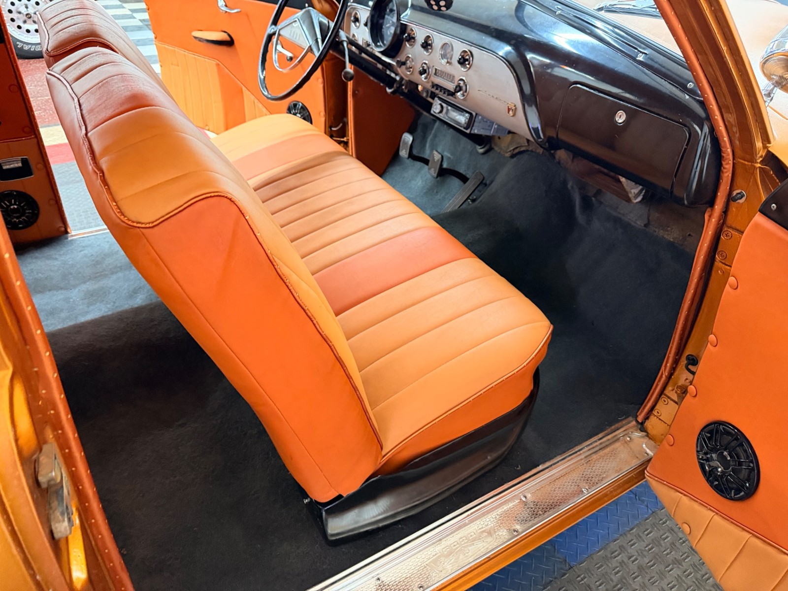 Ford-2-Door-Custom-1951-2-Door-35