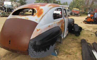 Ford-2-door-1947-2