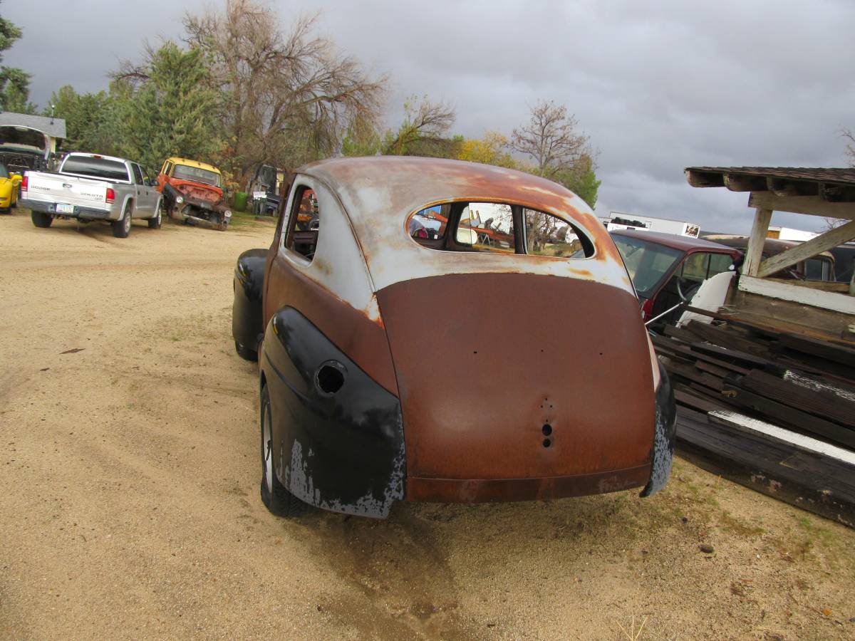 Ford-2-door-1947-3