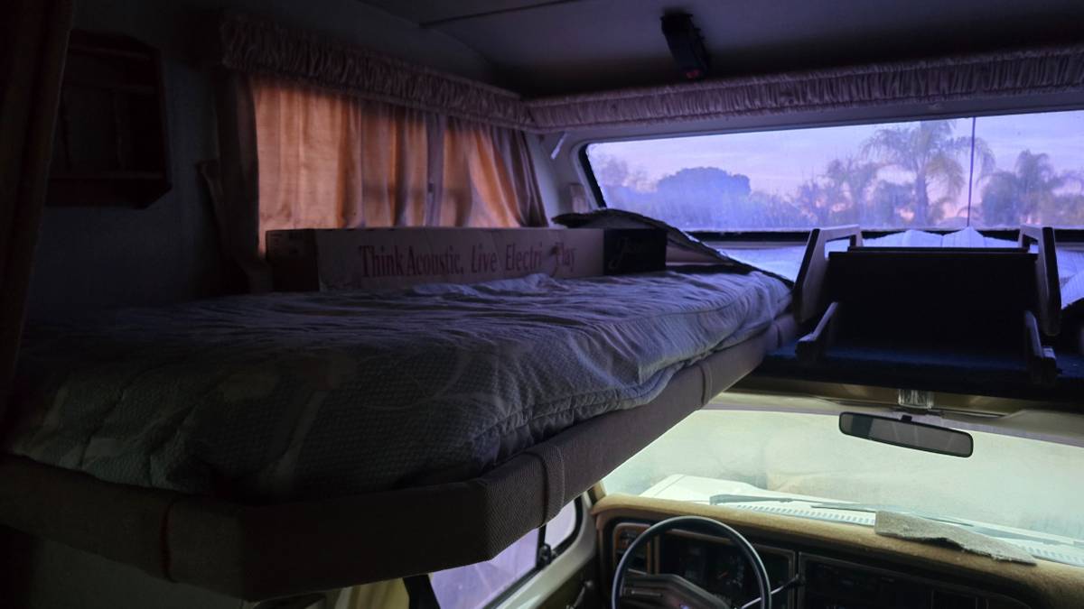 Ford-350-econoline-1989-white-10