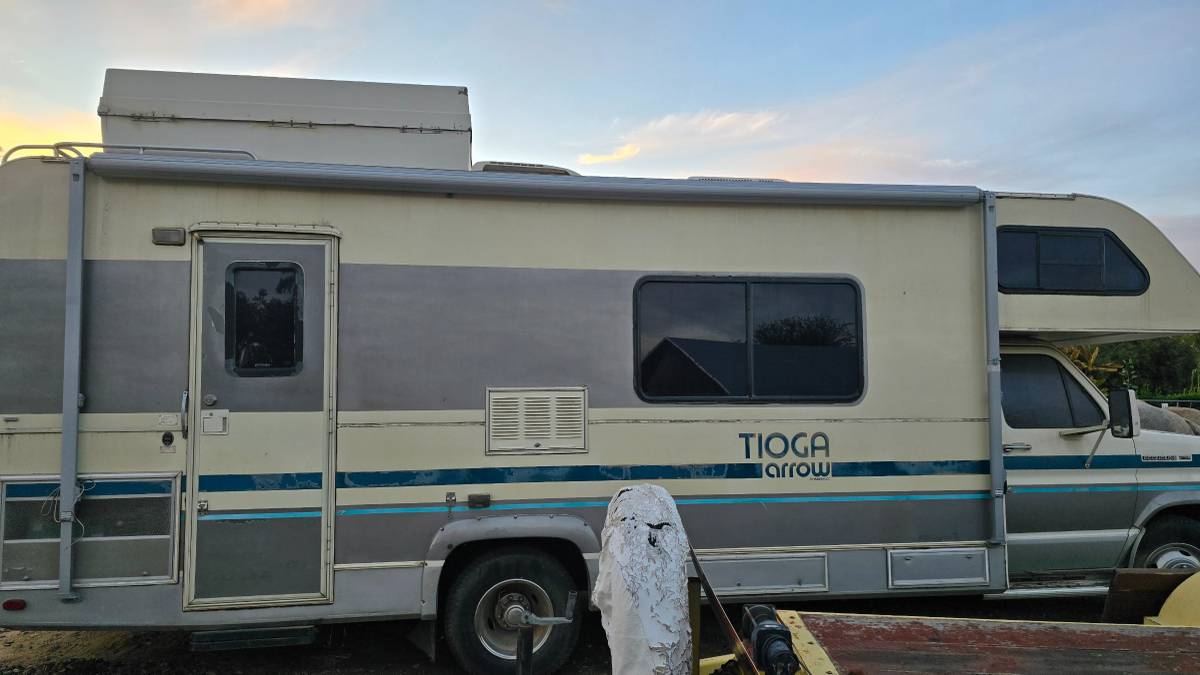 Ford-350-econoline-1989-white-3