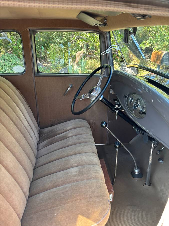 Ford-5-window-1932-brown-11