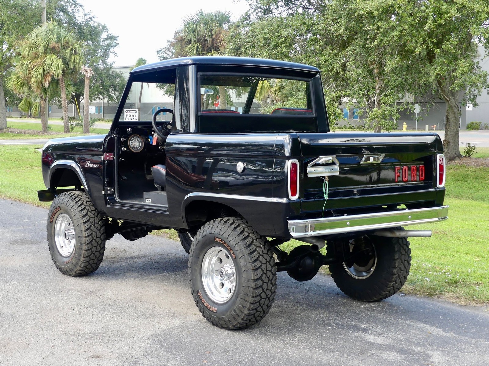 Ford-Bronco-1966-SUV-12