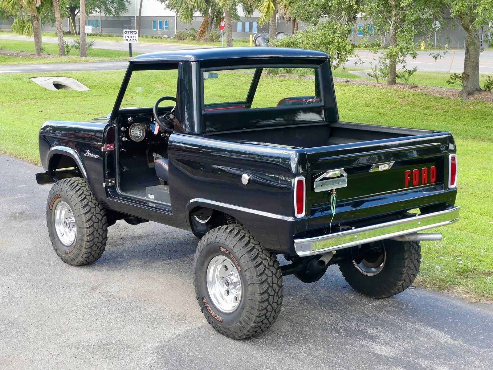 Ford-Bronco-1966-SUV-13
