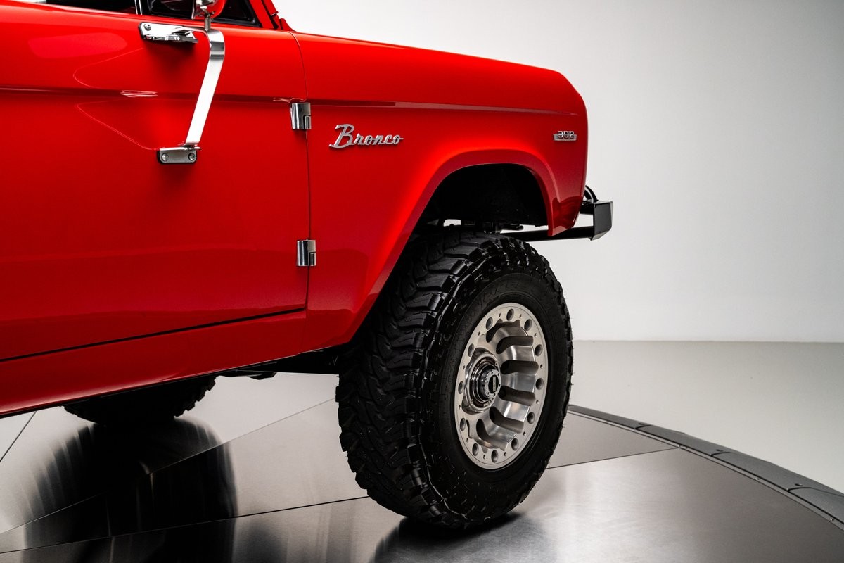 Ford-Bronco-1966-SUV-14