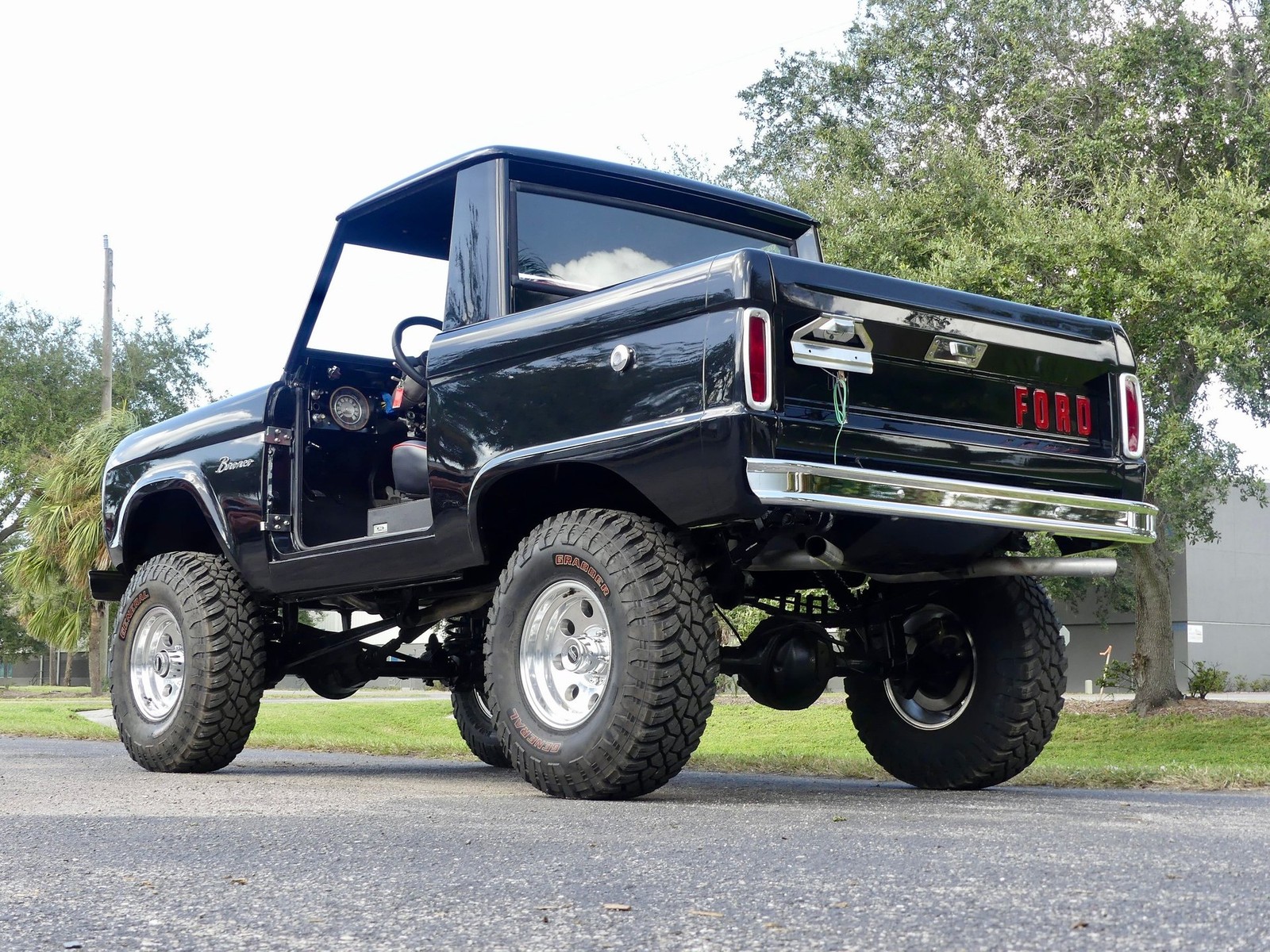Ford-Bronco-1966-SUV-14