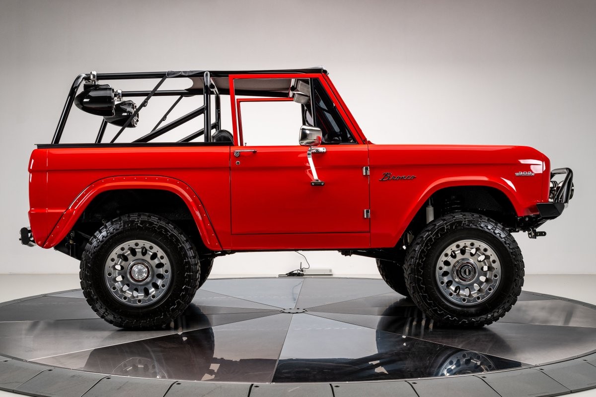 Ford-Bronco-1966-SUV-16