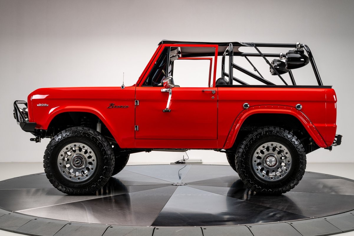 Ford-Bronco-1966-SUV-17
