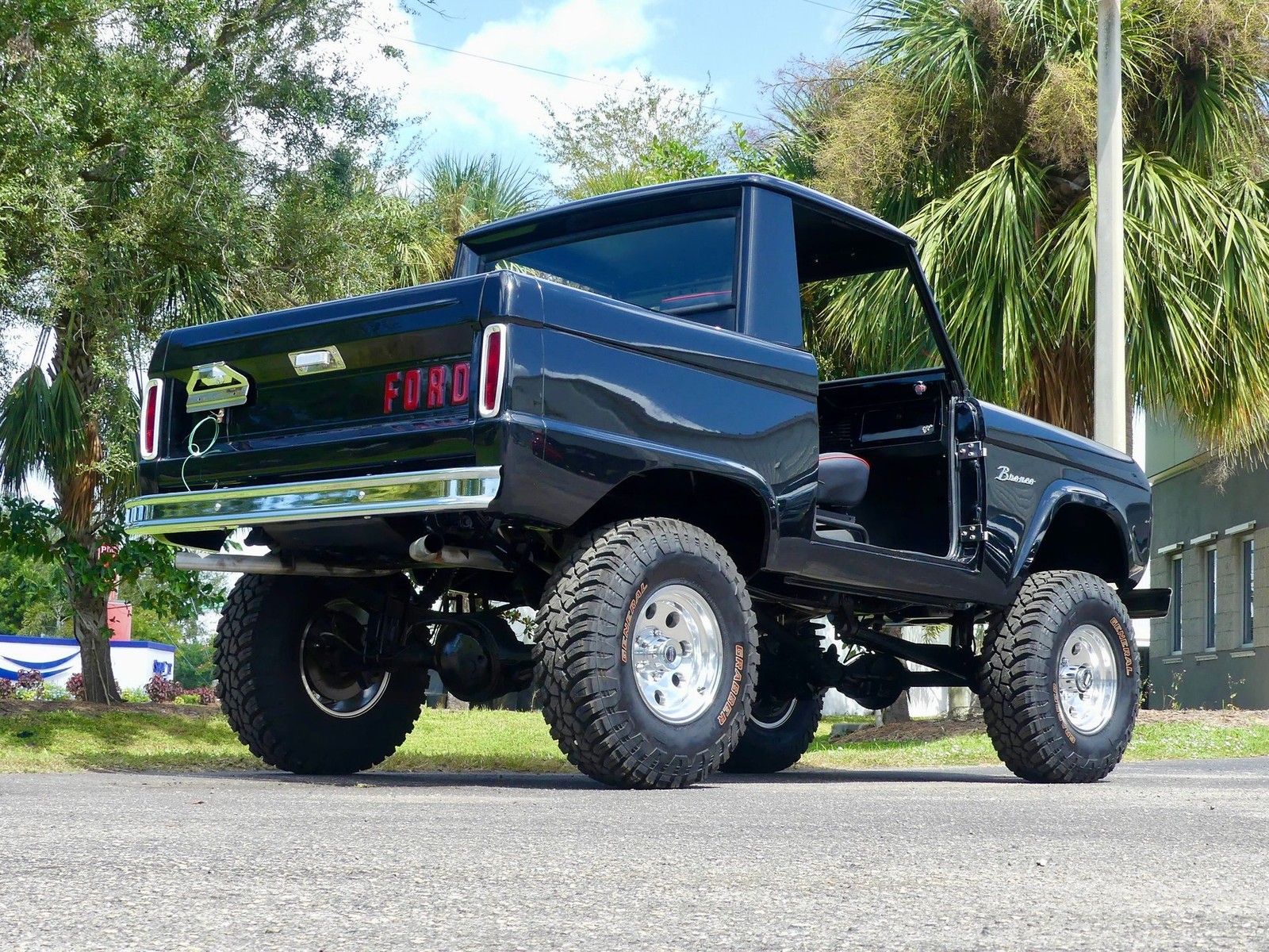 Ford-Bronco-1966-SUV-20