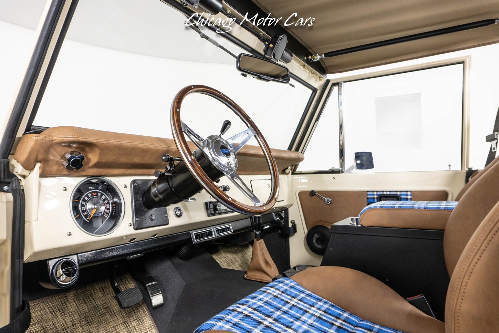 Ford-Bronco-1966-SUV-23