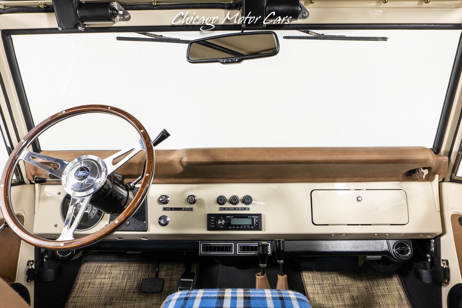 Ford-Bronco-1966-SUV-25