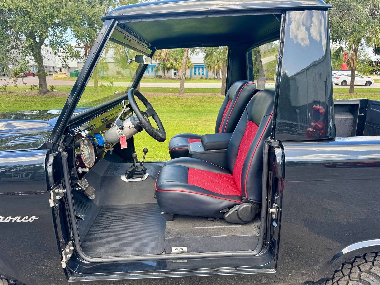 Ford-Bronco-1966-SUV-3