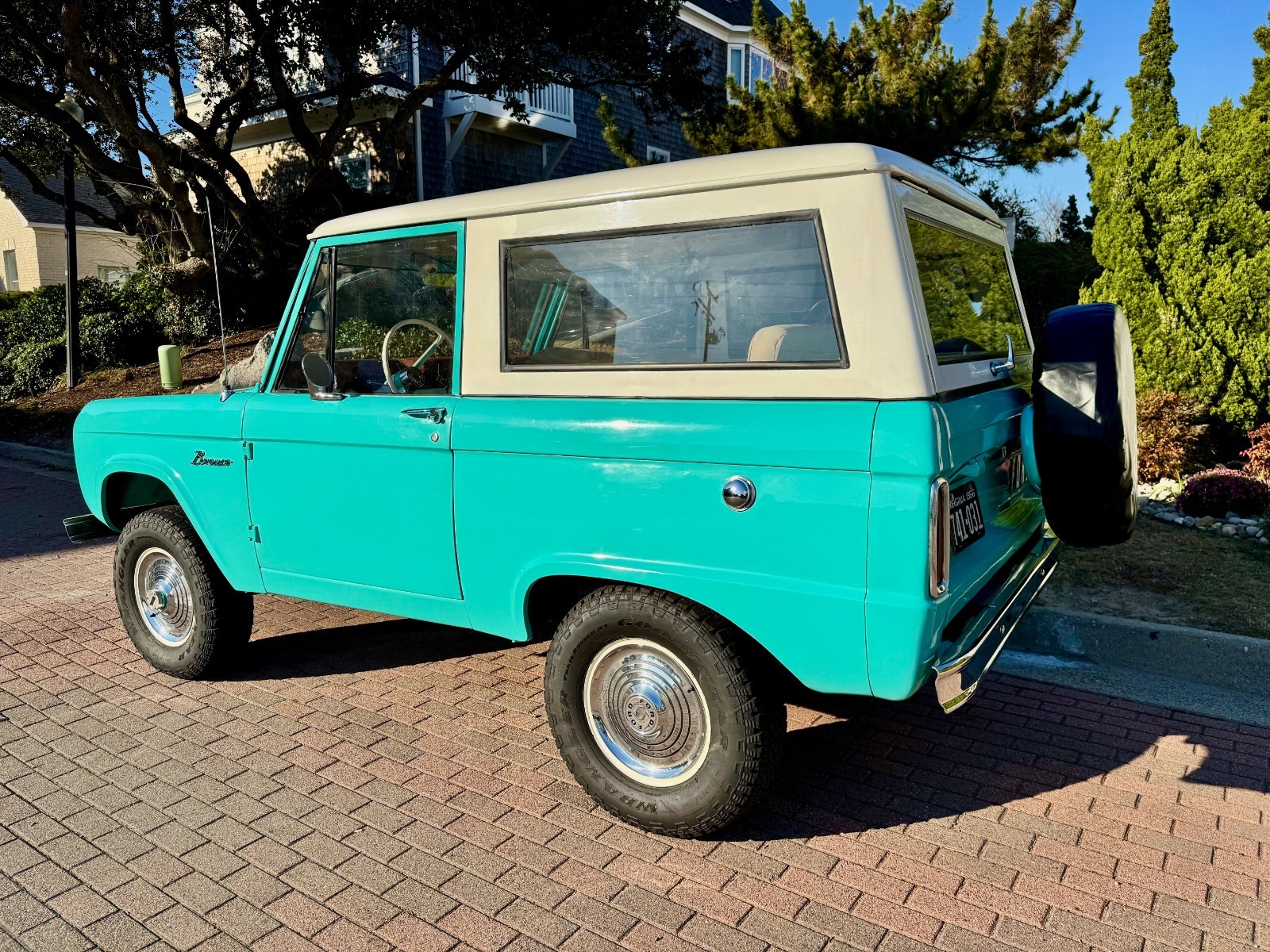 Ford-Bronco-1966-SUV-3