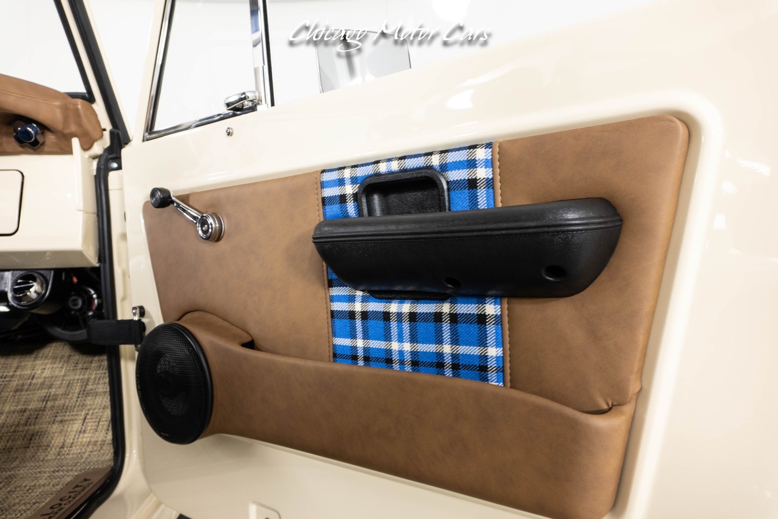 Ford-Bronco-1966-SUV-32