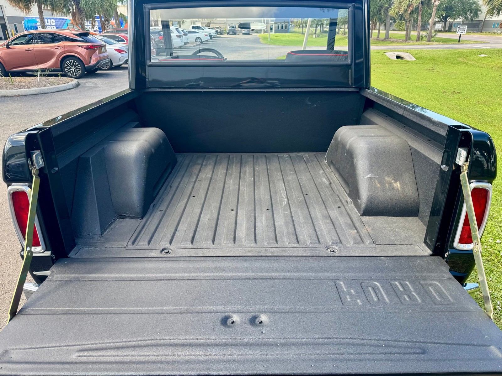 Ford-Bronco-1966-SUV-4