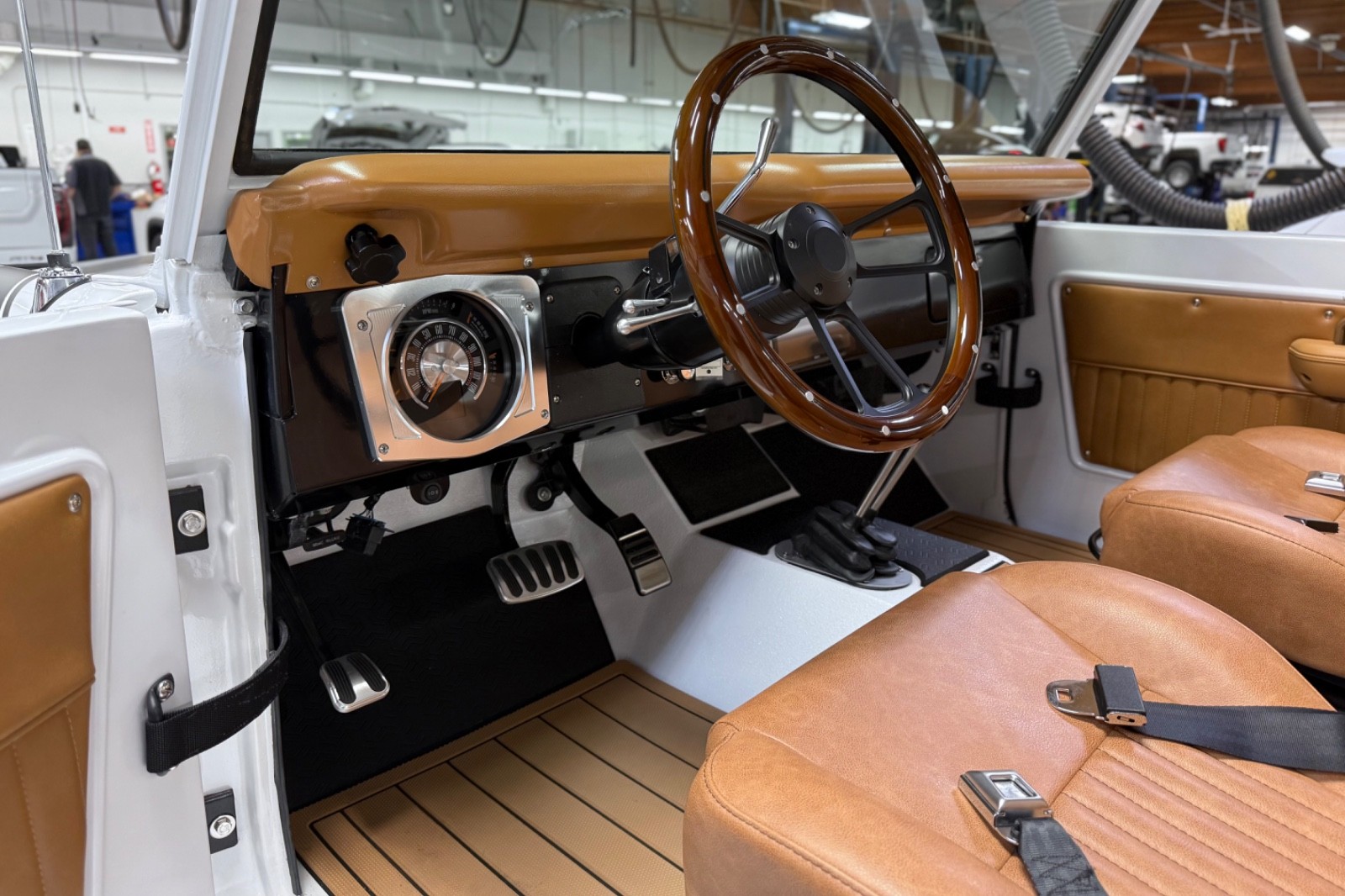 Ford-Bronco-1969-SUV-13