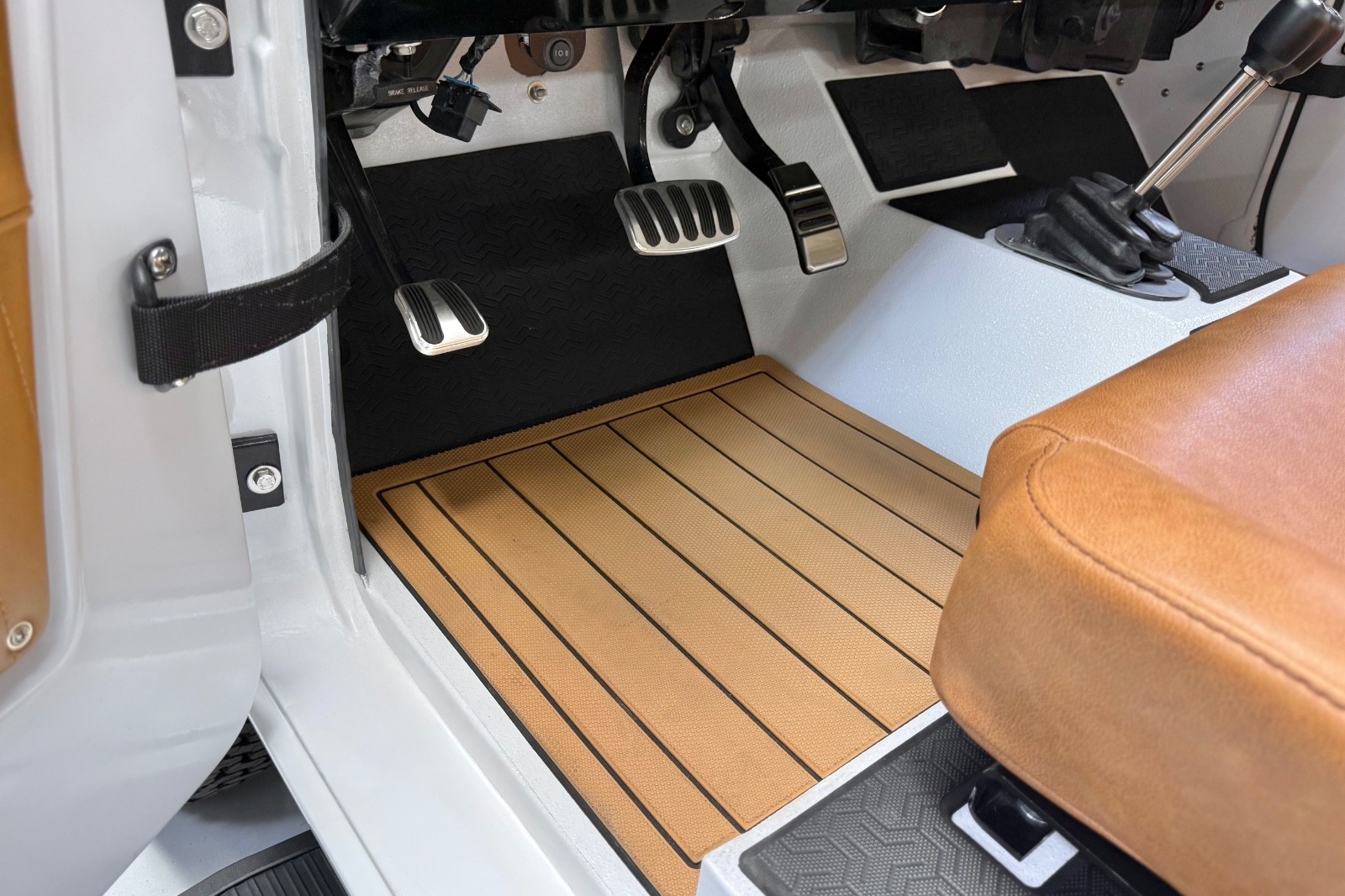 Ford-Bronco-1969-SUV-22