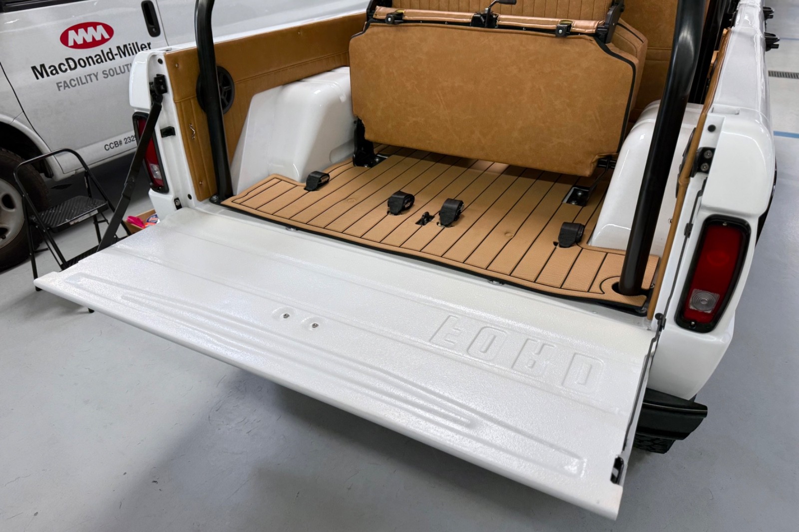 Ford-Bronco-1969-SUV-24