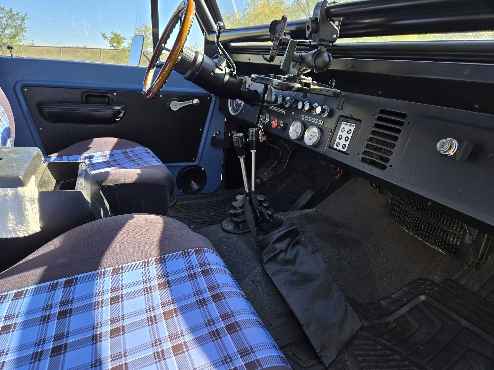 Ford-Bronco-1969-SUV-8