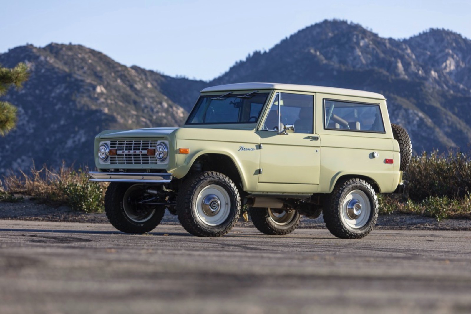Ford-Bronco-1972-SUV-1