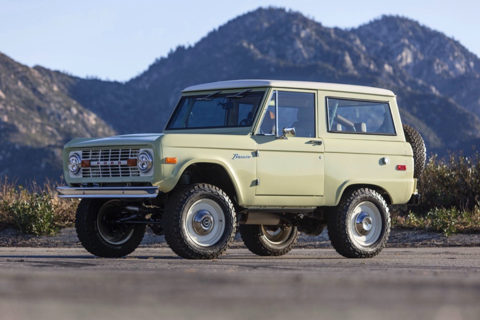 Ford-Bronco-1972-SUV-10