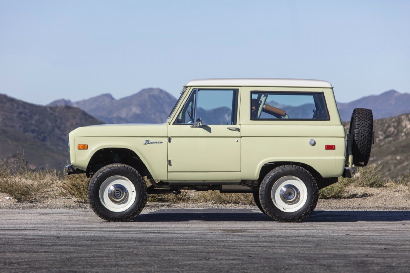 Ford-Bronco-1972-SUV-11