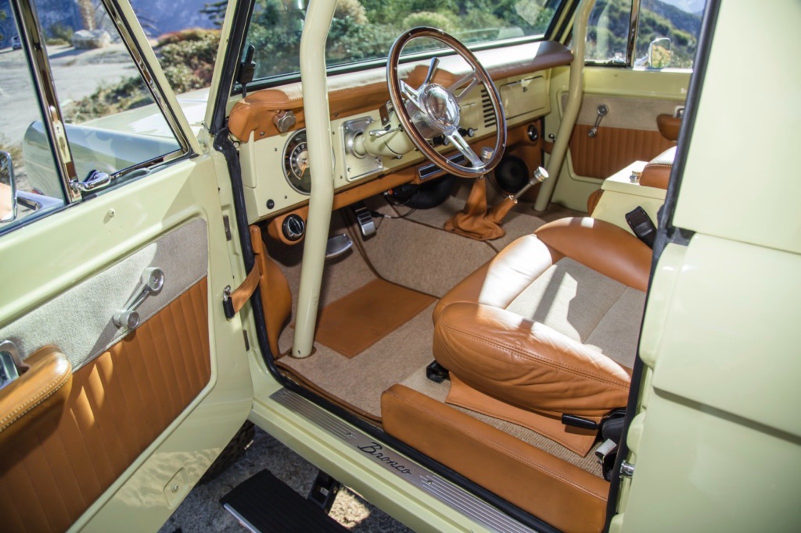 Ford-Bronco-1972-SUV-19