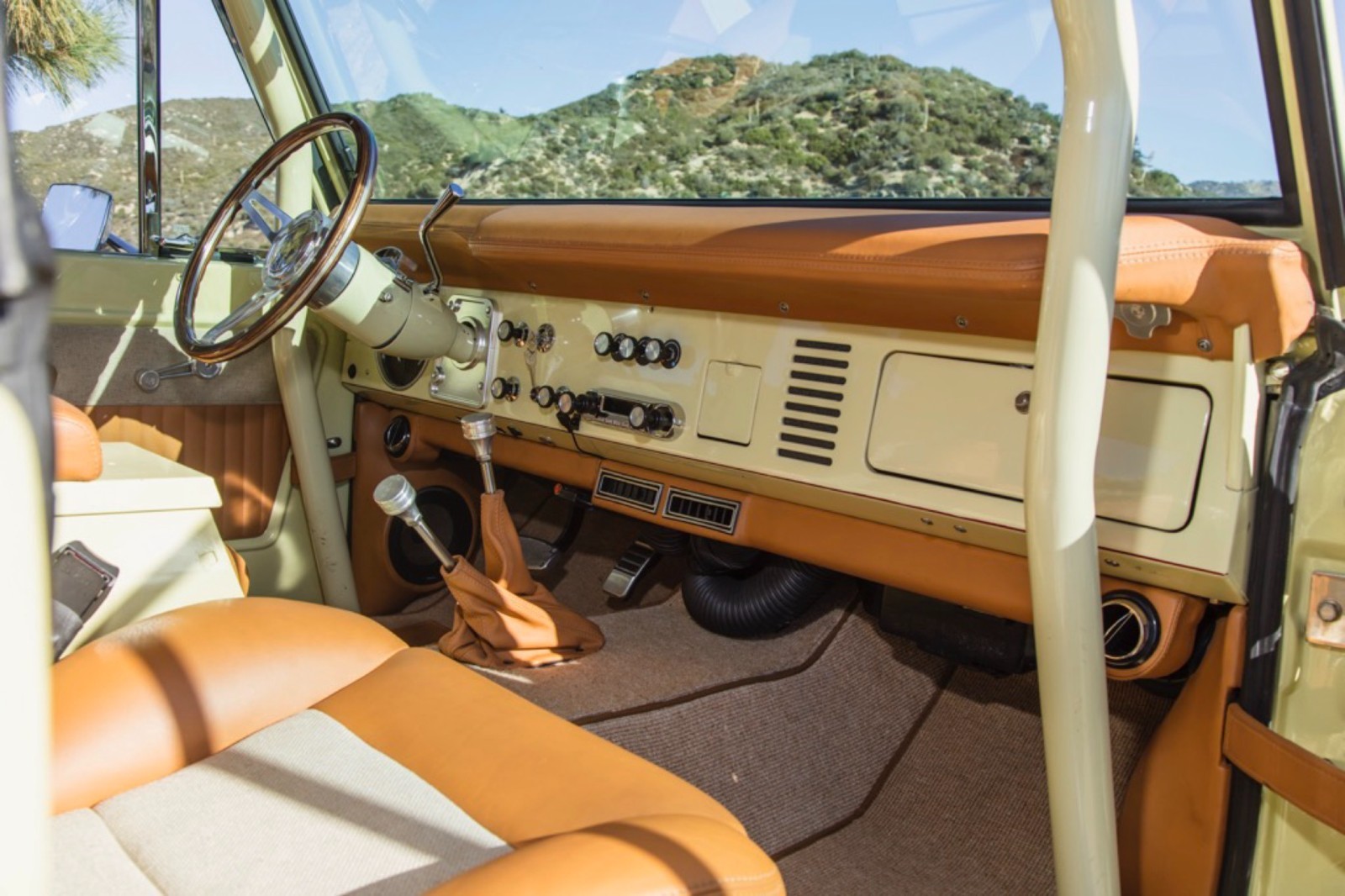 Ford-Bronco-1972-SUV-22