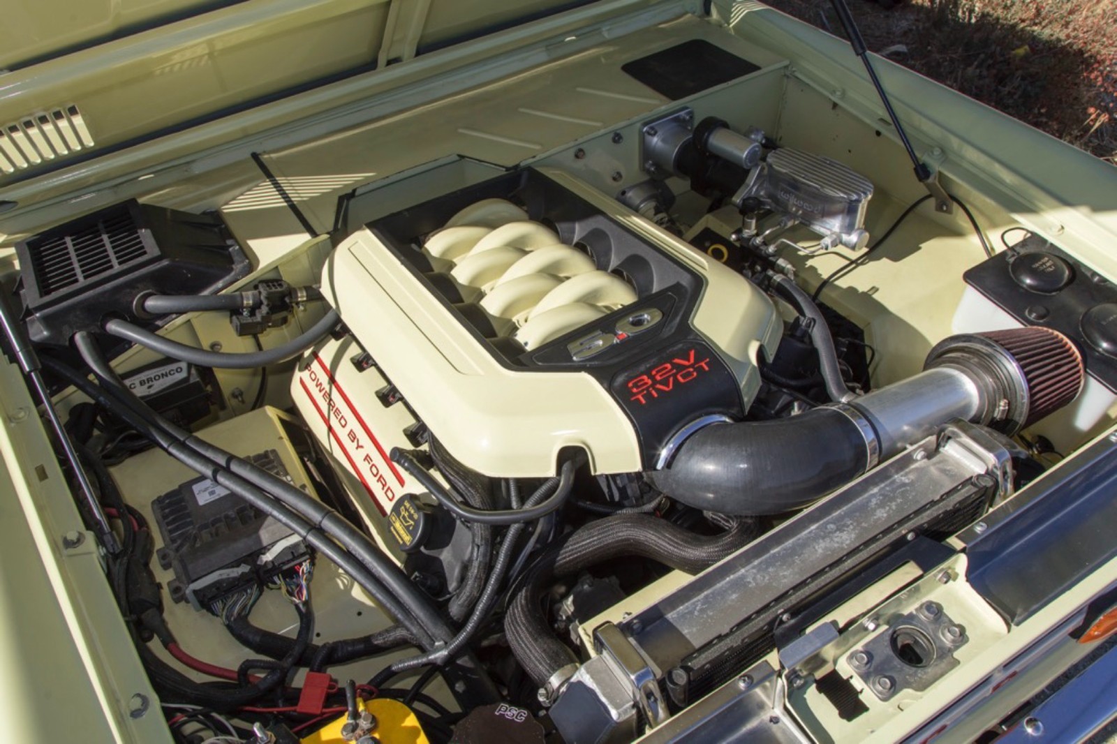 Ford-Bronco-1972-SUV-30