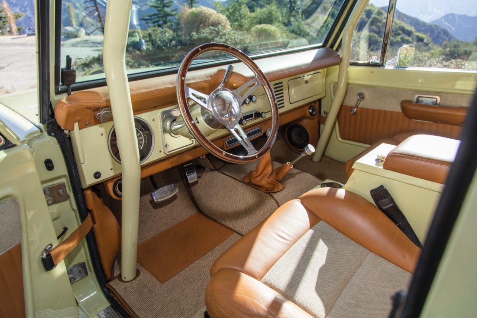 Ford-Bronco-1972-SUV-4