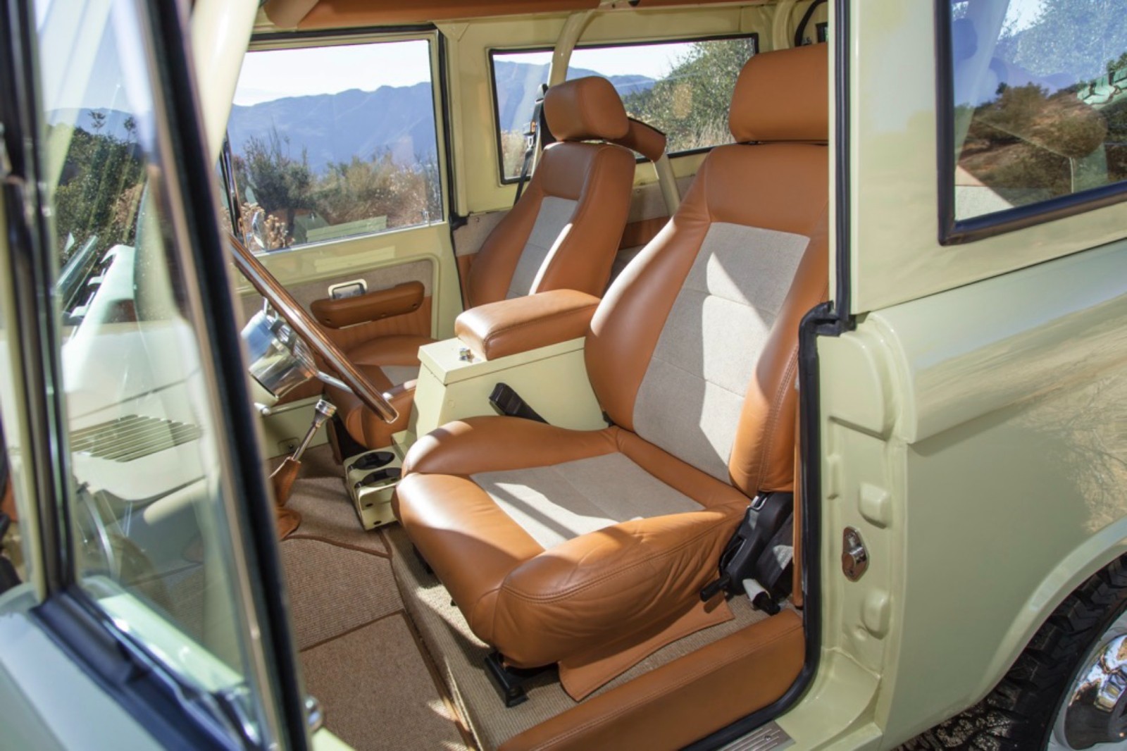 Ford-Bronco-1972-SUV-5