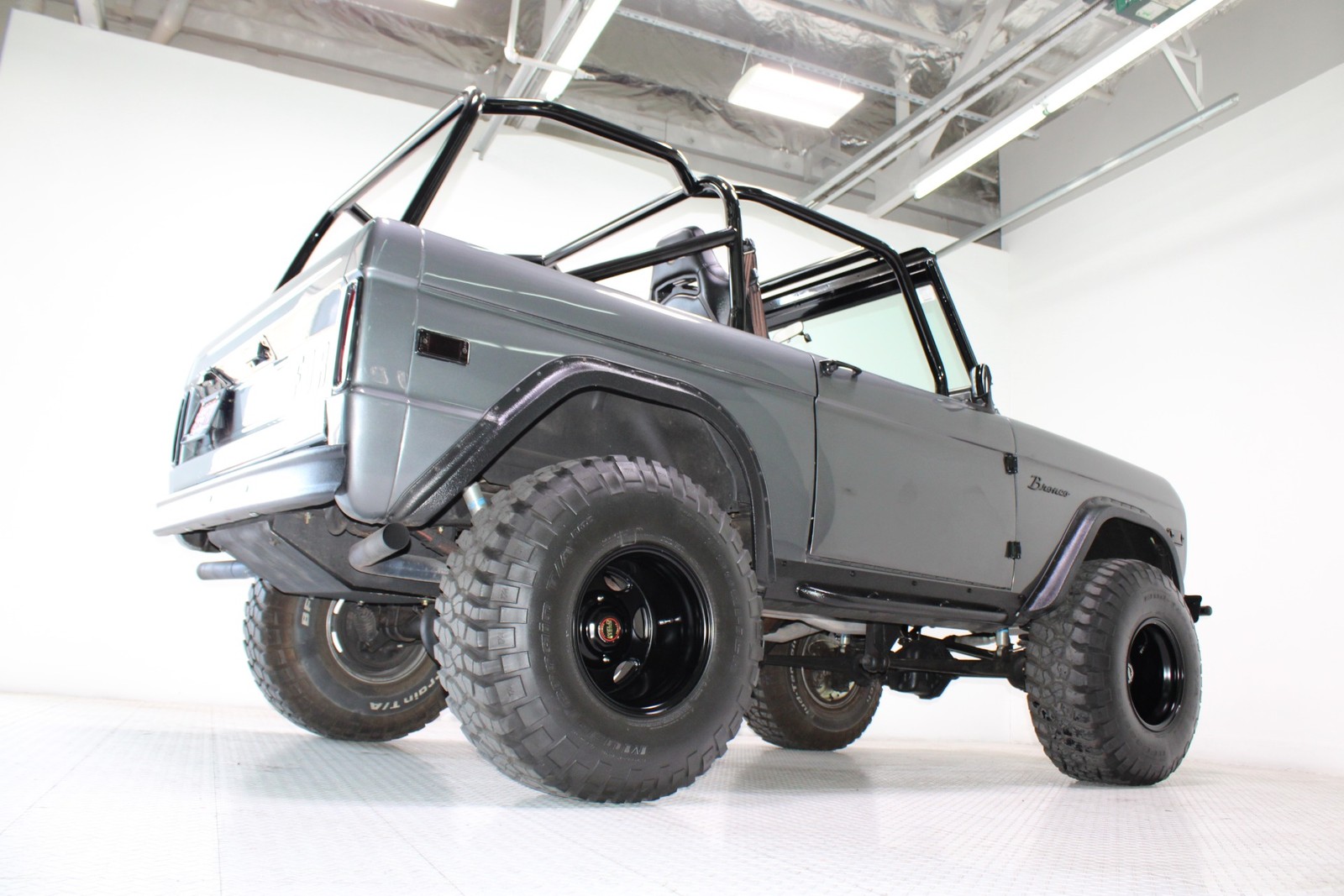 Ford-Bronco-1975-SUV-27