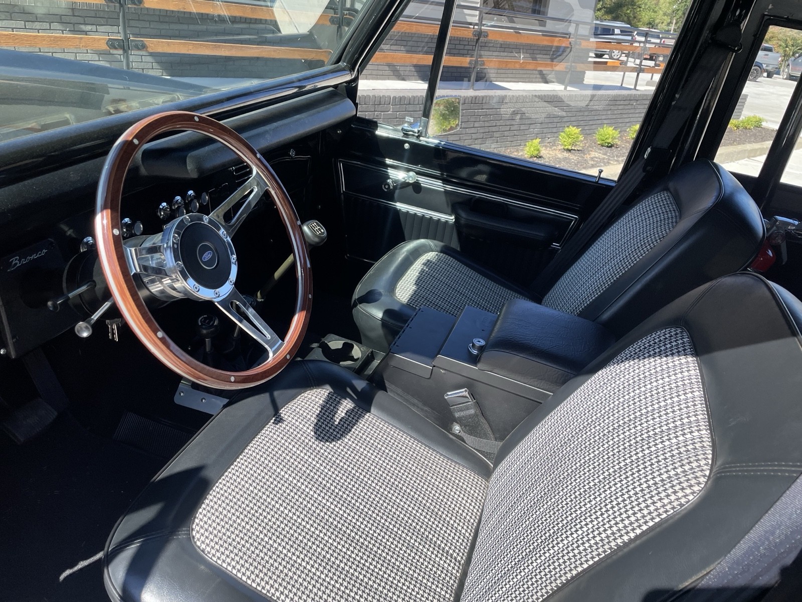 Ford-Bronco-1977-SUV-17