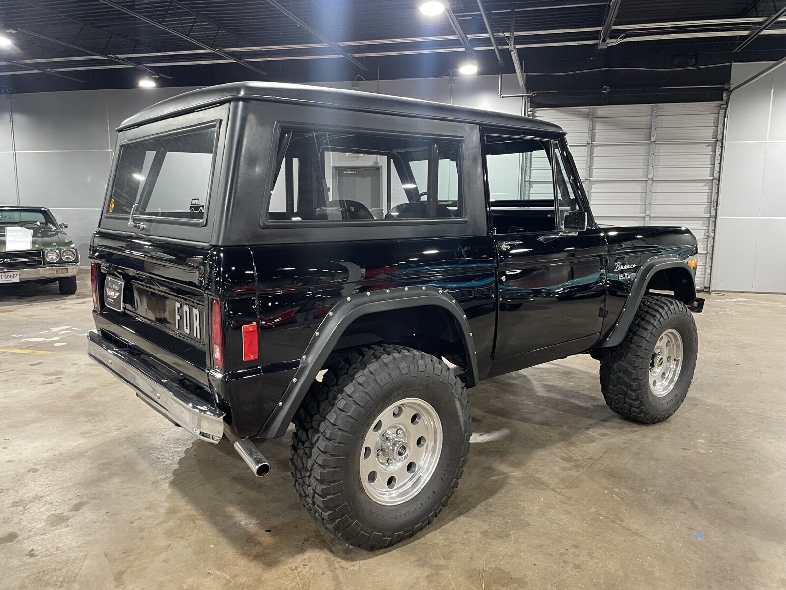 Ford-Bronco-1977-SUV-2