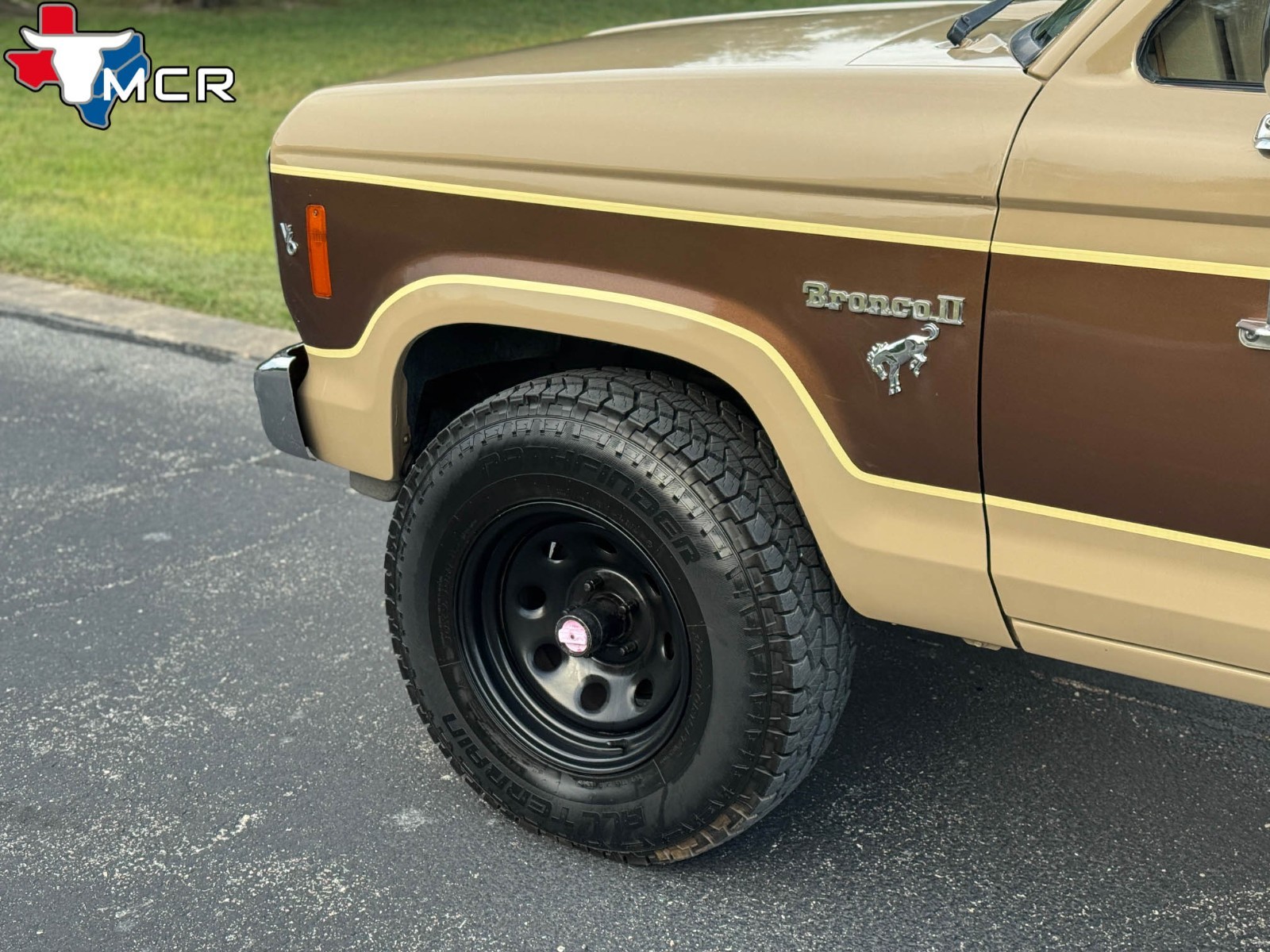 Ford-Bronco-1984-SUV-10