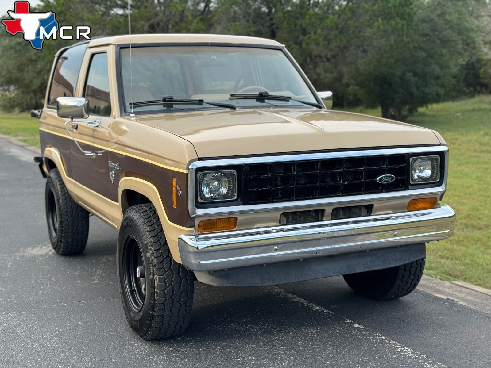 Ford-Bronco-1984-SUV-12