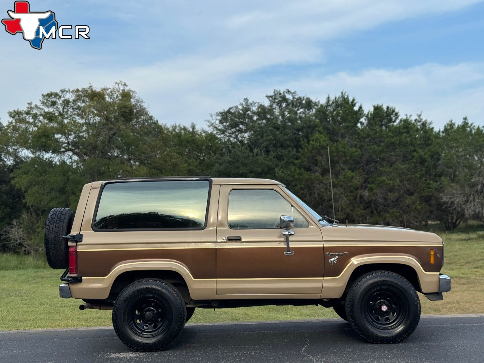 Ford-Bronco-1984-SUV-13