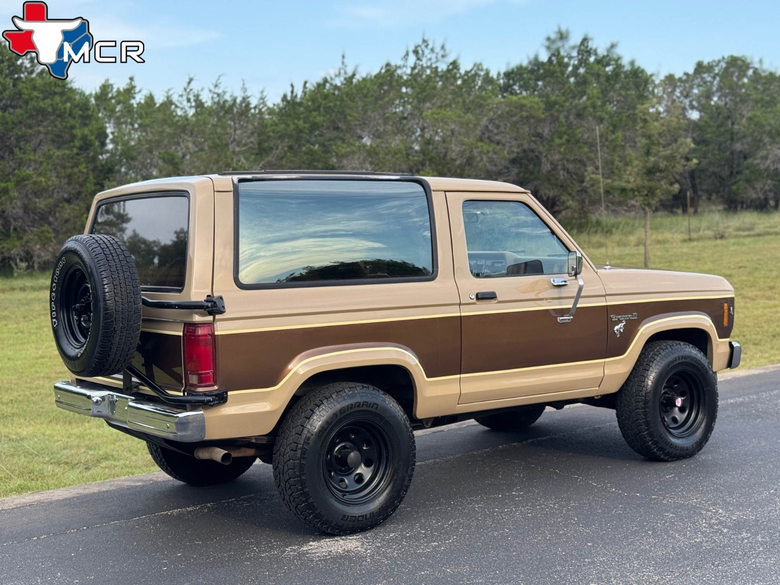 Ford-Bronco-1984-SUV-2