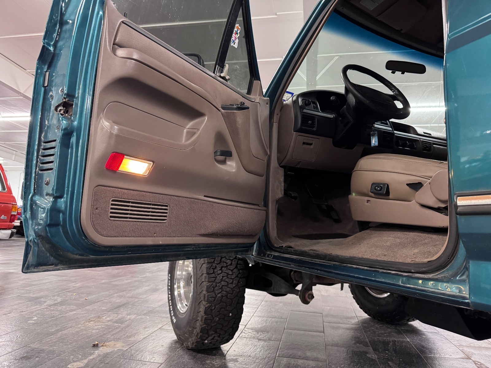 Ford-Bronco-1996-SUV-10