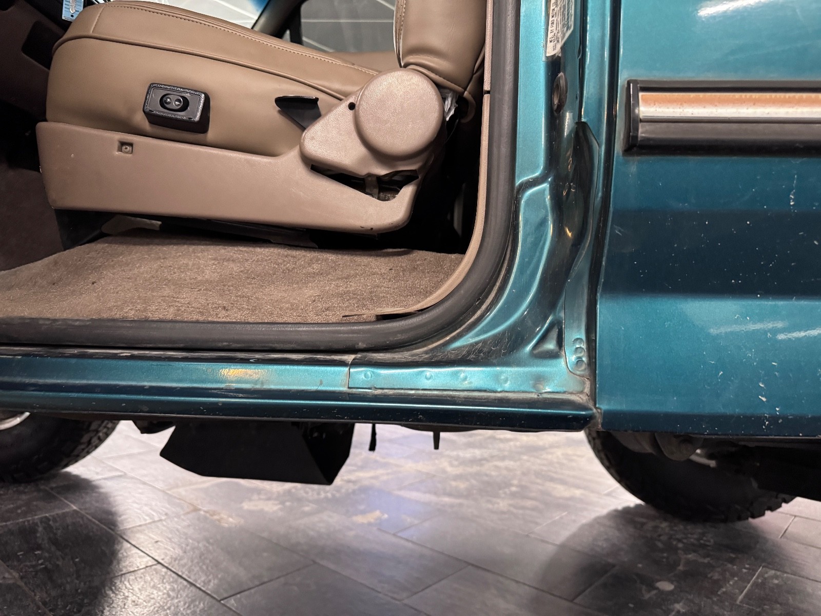 Ford-Bronco-1996-SUV-11