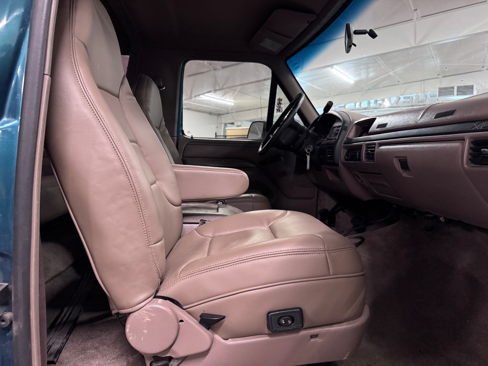 Ford-Bronco-1996-SUV-15