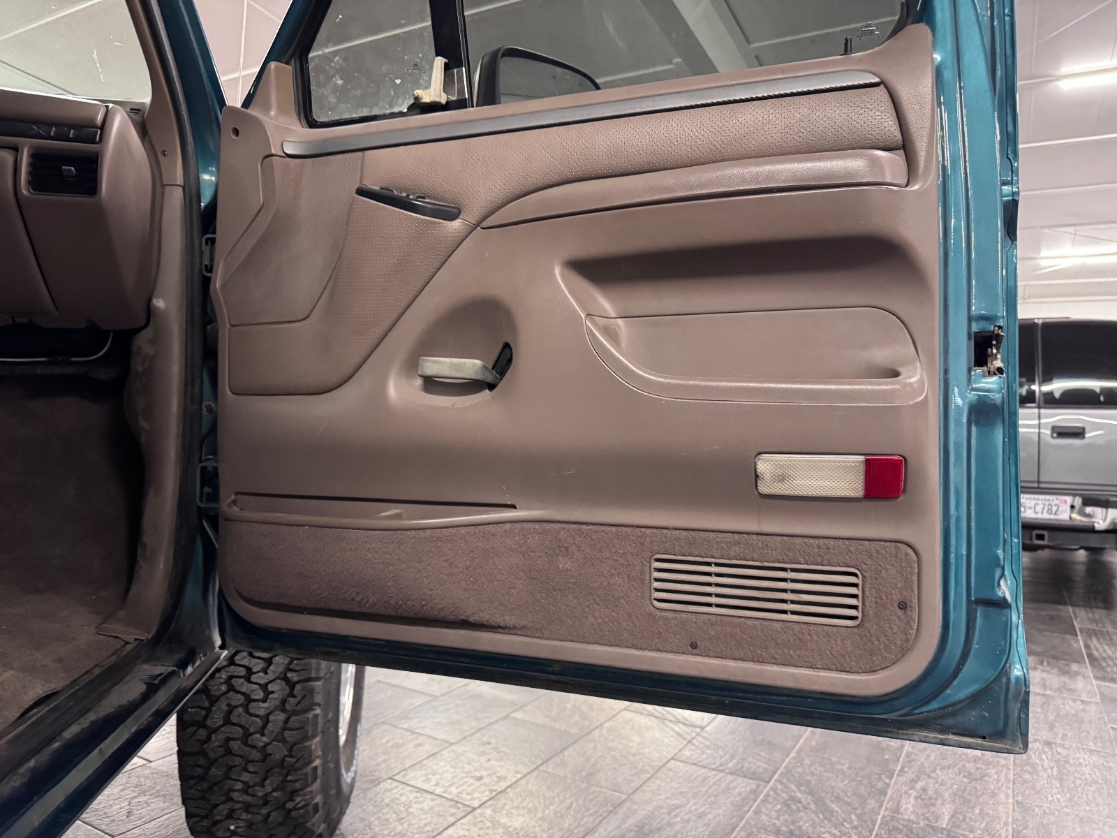 Ford-Bronco-1996-SUV-17