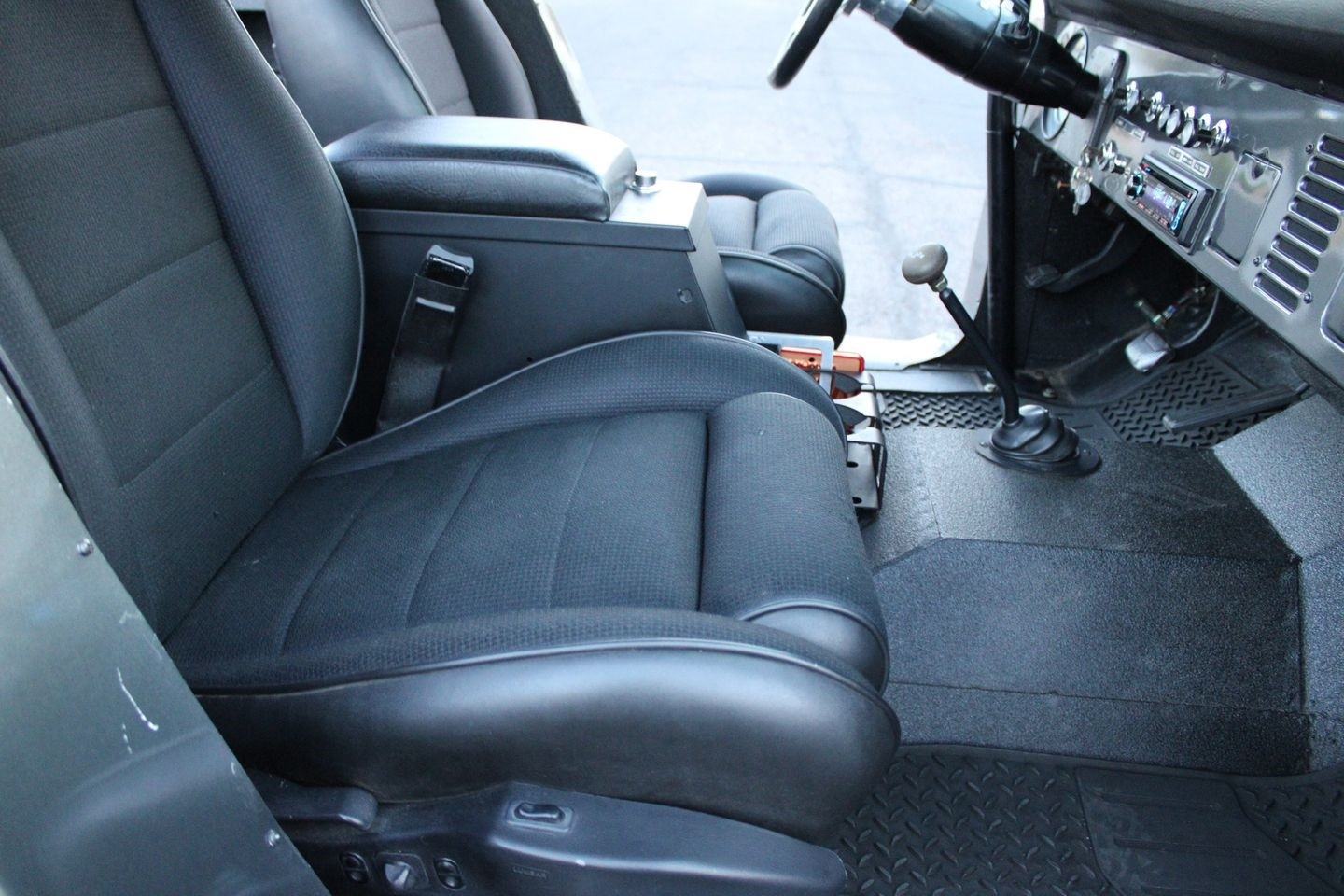 Ford-Bronco-Fuel-Injected-1977-SUV-29