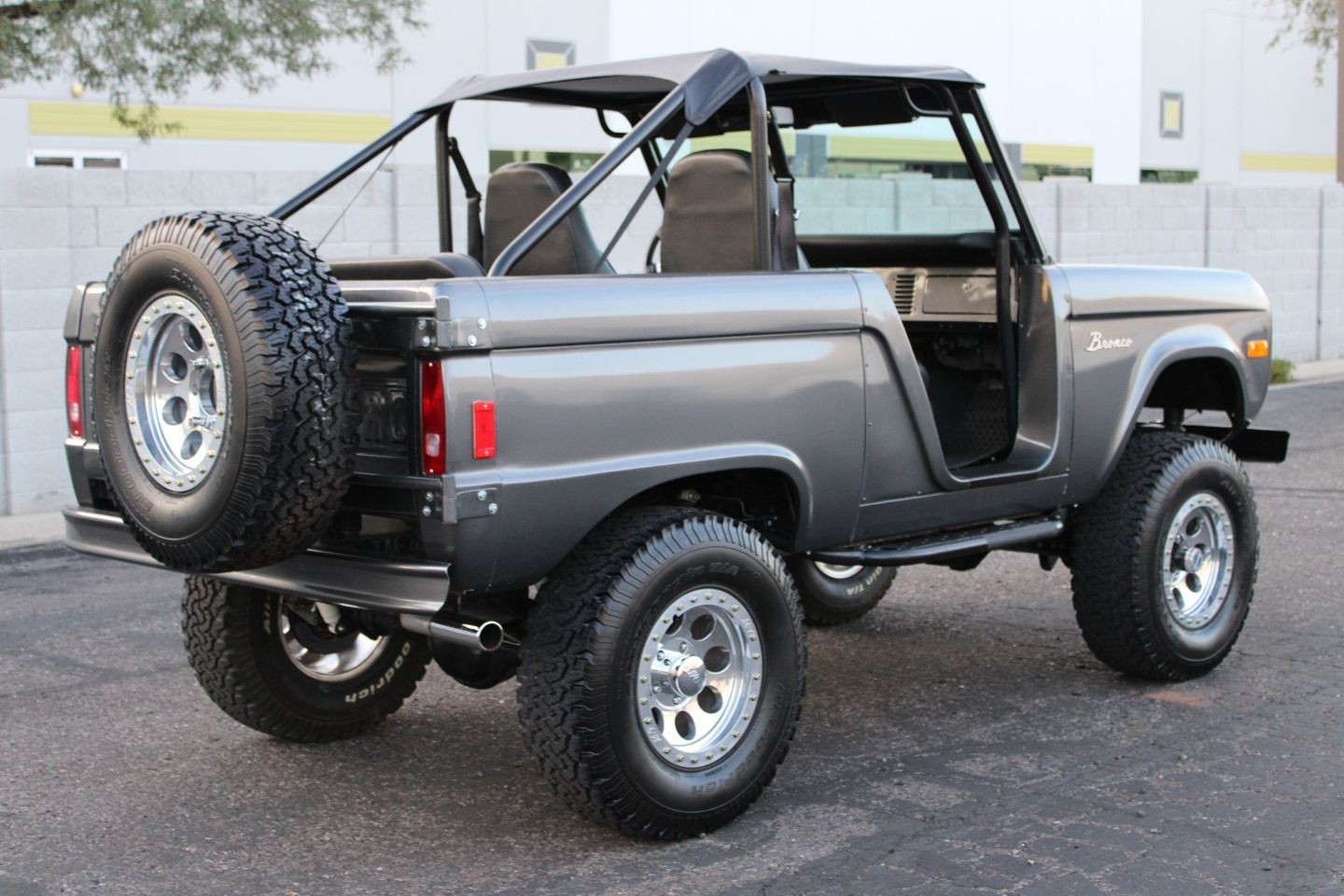 Ford-Bronco-Fuel-Injected-1977-SUV-3