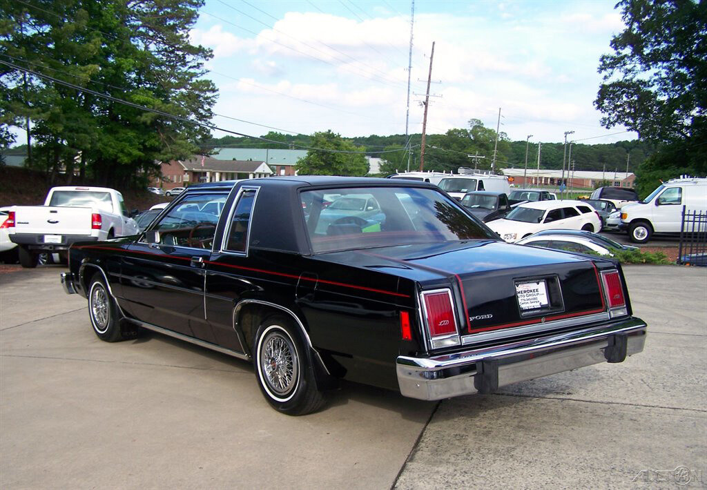 Ford-Crown-Victoria-1981-Coupe-1